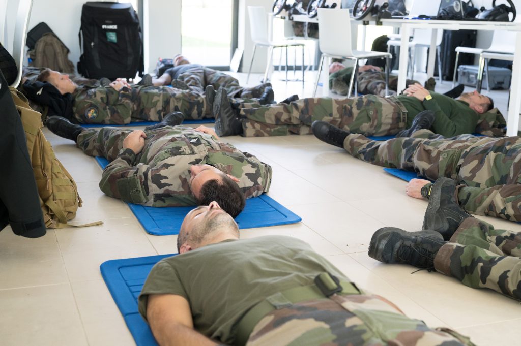 Des instructeurs optimisation des ressources des forces armées (ORFA) suivant un stage fatigue en milieu opérationnel organisé au CNSD en collaboration avec l’équipe de recherche fatigue et vigilance de l'IRBA.