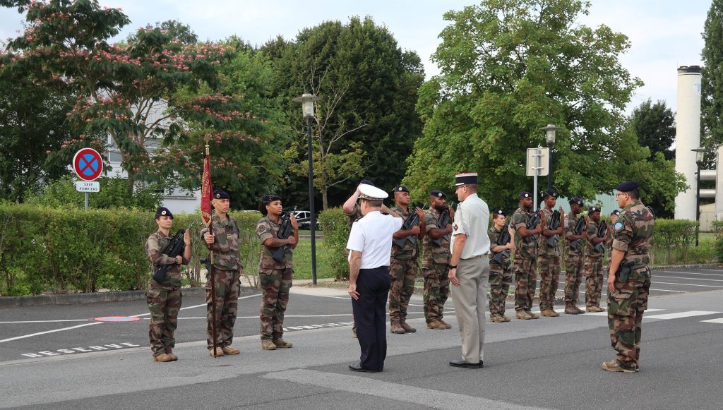 le général salut les militaires lors de la cérémonie