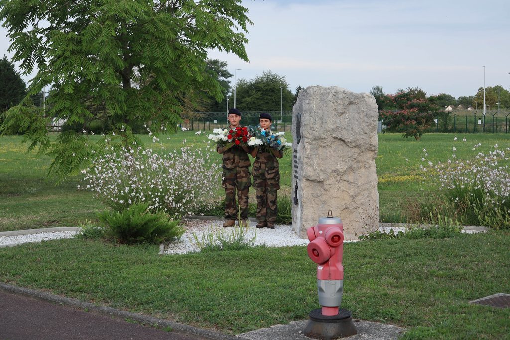 Les militaires portent la gerbe de fleur devant la stèle